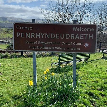 Snowdonia Rock Cottage - Cosy And Pet Friendly Penrhyndeudreath Luaran gambar